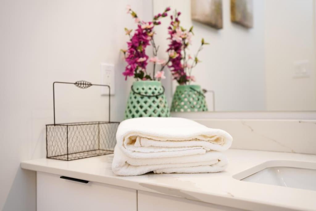 Luxurious Modern 2br Sleeps 5 Coffee, Ac, Wifi