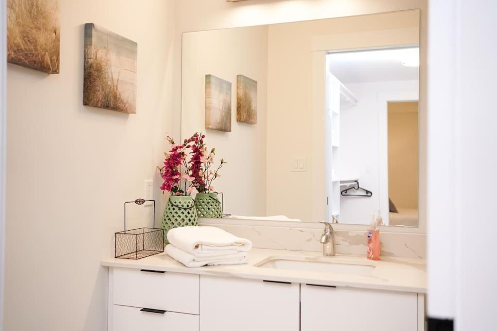 Luxurious Modern 2br Sleeps 5 Coffee, Ac, Wifi Holiday home Halifax