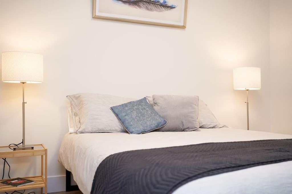 Luxurious Modern 2br Sleeps 5 Coffee, Ac, Wifi *
