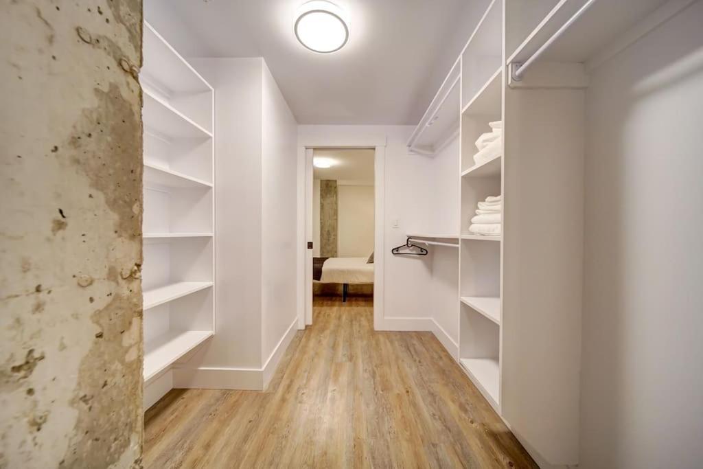 Luxurious Modern 2br Sleeps 5 Coffee, Ac, Wifi Holiday home Halifax