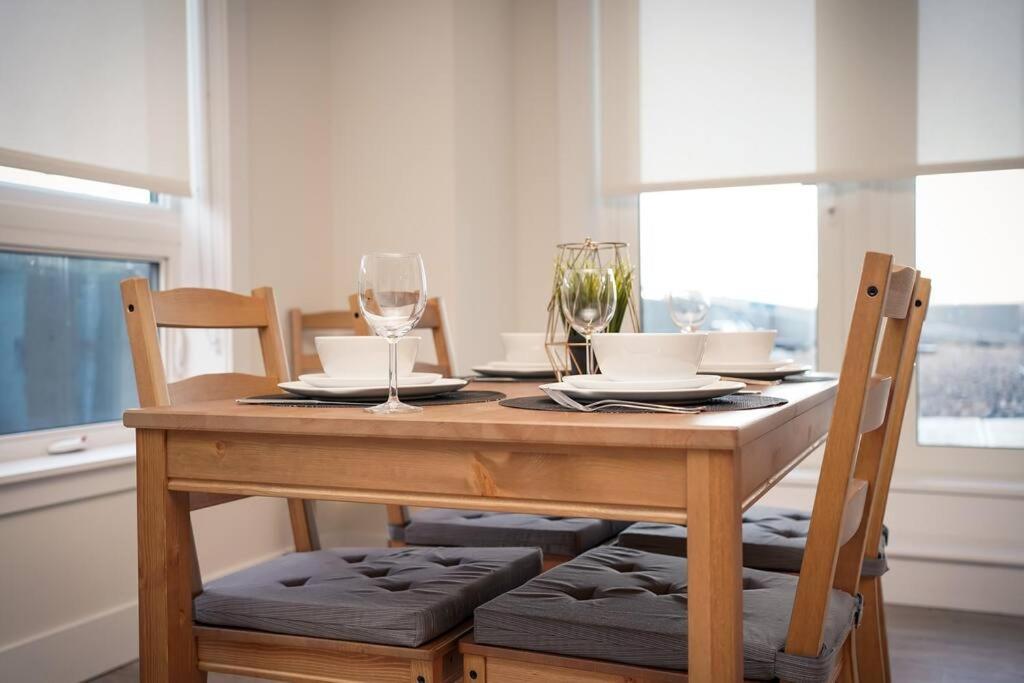 Holiday home Luxurious Modern 2br Sleeps 5 Coffee, Ac, Wifi Halifax