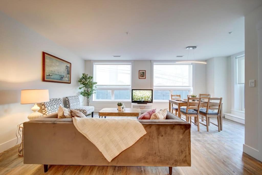 Luxurious Modern 2br Sleeps 5 Coffee, Ac, Wifi